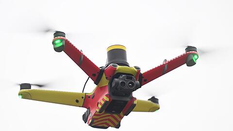 Die Drohnen sollen noch vor den Einsatzkr&auml;ften vor Ort sein und der Einsatzleitung bei der Einsch&auml;tzung helfen.