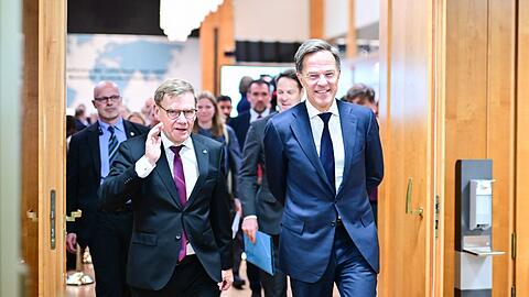 Sah in Russlands Kurs zuletzt Verzweiflung wegen ausbleibender Erfolge im Ukraine-Krieg: Nato-Generalsekret&auml;r Mark Rutte (r) - hier bei einem Treffen mit Bundesau&szlig;enminister Johann Wadephul. (Archivbild)