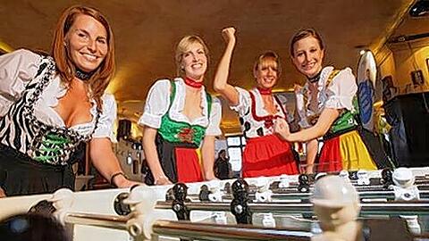Zockten die Männer im Bratwurst Röslein beim Kickern sauber ab: die süßen Dirndl-Mädels von Angermaier.