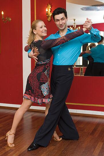 Schlagersängerin Stefanie Hertel trainiert unter Anleitung von Profitänzer Sergiy Plyuta in einer Münchner Tanzschule für ihren Auftritt bei der RTL-Show "Let's Dance".