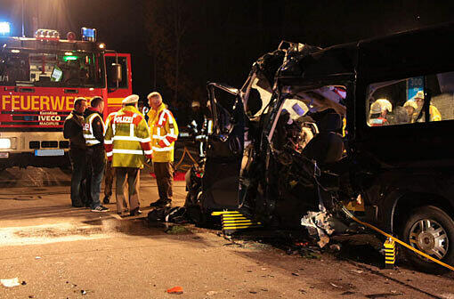 Drei Menschen kamen auf der A3 bei Metten in der Nacht zum Samstag ums Leben.