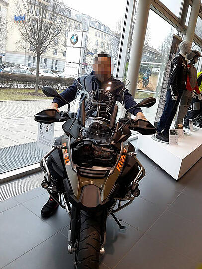 Der Täter: Adrian S., der bei der Gemeinde Unterföhring angestellt ist, posiert mit einem Motorrad.