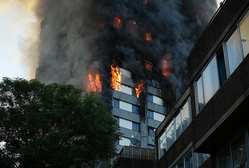 Das Hochhaus brennt vom 2. bis zum 27. Stock, Menschen wurden von den Flammen eingeschlossen - Bilder vom Inferno im Londoner Stadtbezirk Royal Borough of Kensington and Chelsea