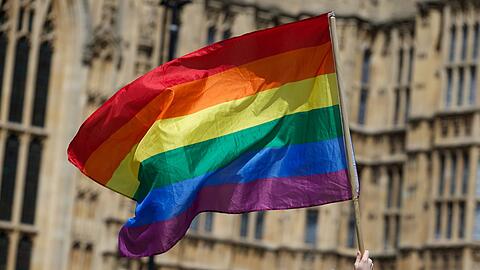 Eine Regenbogenflagge vor dem Parlamentshaus in London. (Symbolbild)
