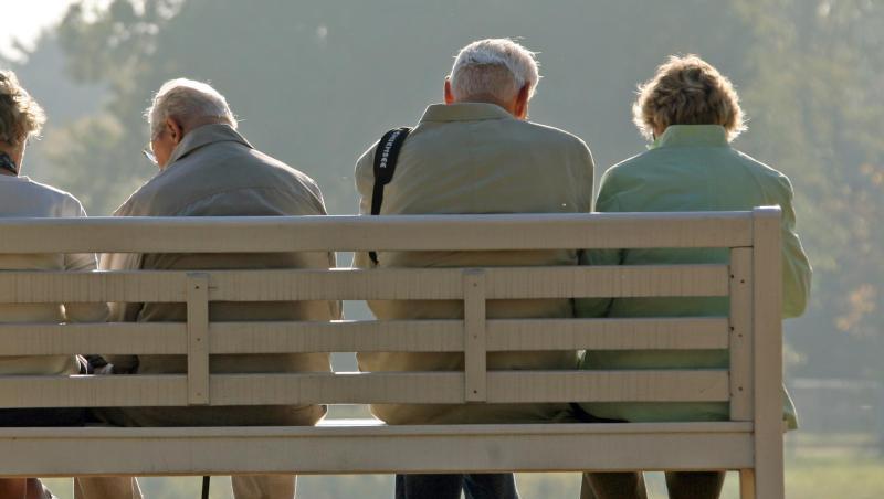 Rentner sitzen auf einer Parkbank. Rentner sitzen auf einer Parkbank.
