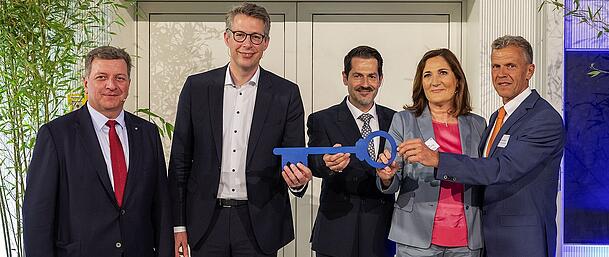 Schlüsselübergabe des neuen Gebäudes am TUM Campus im Olympiapark mit (v.l.) Bauminister Christian Bernreiter, Wissenschaftsminister Markus Blume, Präsident Prof. Thomas F. Hofmann, Dekanin Prof. Renate Oberhoffer-Fritz und Michael Hahn, Leiter des Zentralen Hochschulsports München Schlüsselübergabe des neuen Gebäudes am TUM Campus im Olympiapark mit (v.l.) Bauminister Christian Bernreiter, Wissenschaftsminister Markus Blume, Präsident Prof. Thomas F. Hofmann, Dekanin Prof. Renate Oberhoffer-Fritz und Michael Hahn, Leiter des Zentralen Hochschulsports München