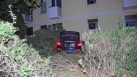 Der Fahrer krachte auf der Flucht vor der Polizei mit seinem BMW in ein Mehrfamilienhaus in der Hansastraße.