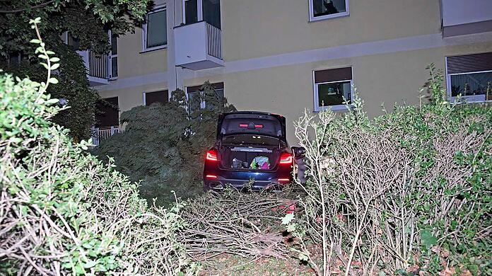 Der Fahrer krachte auf der Flucht vor der Polizei mit seinem BMW in ein Mehrfamilienhaus in der Hansastraße.