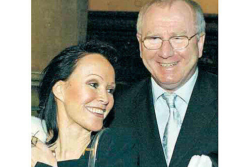Da hatte er noch gut lachen: Ex-Mobilcom-Boss Gerhard Schmid mit Ehefrau Sybille Schmid-Sindram.