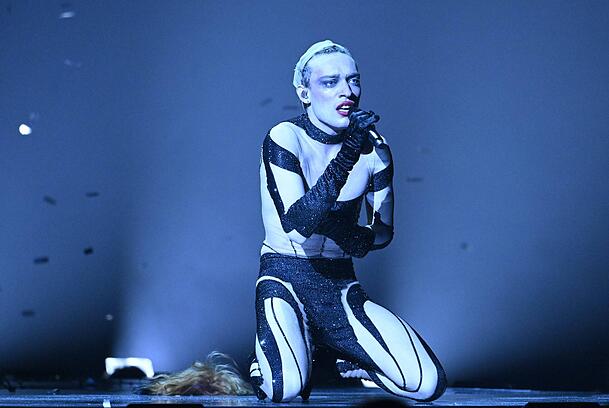 Nemo performte im Juryfinale den Song "Unexplainable". Nemo performte im Juryfinale den Song "Unexplainable".