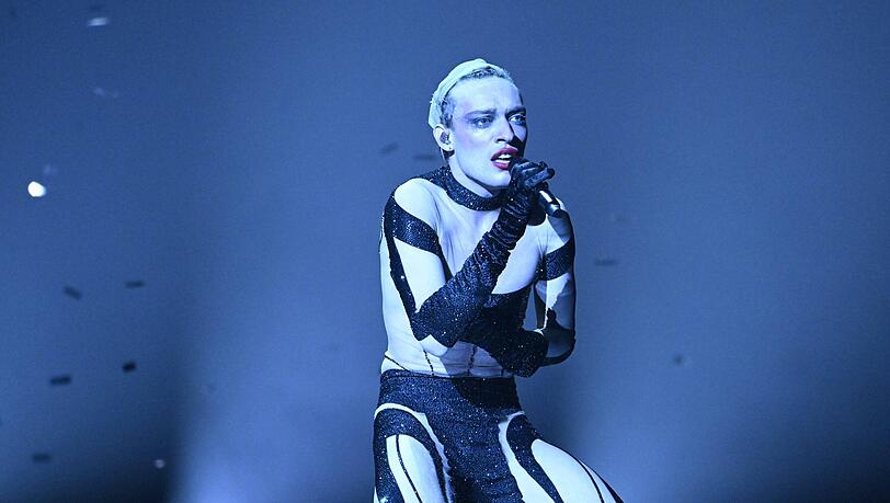 Nemo performte im Juryfinale den Song "Unexplainable". Nemo performte im Juryfinale den Song "Unexplainable".