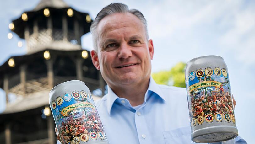 Wiesnchef Christian Scharpf zeigt den aktuellen Maßkrug der Wiesnwirte. Wiesnchef Christian Scharpf zeigt den aktuellen Maßkrug der Wiesnwirte.