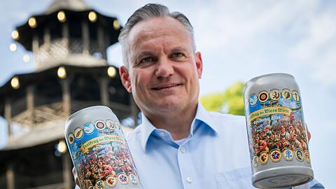 Wiesnchef Christian Scharpf zeigt den aktuellen Ma&szlig;krug der Wiesnwirte.