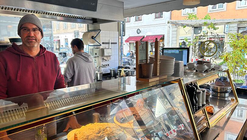 Der Wirt hinter dem Tresen: Christian Ohlmann hat das beliebte Café 23 Jahre lang betrieben. Ende des Jahres ist Schluss. Der Wirt hinter dem Tresen: Christian Ohlmann hat das beliebte Café 23 Jahre lang betrieben. Ende des Jahres ist Schluss.
