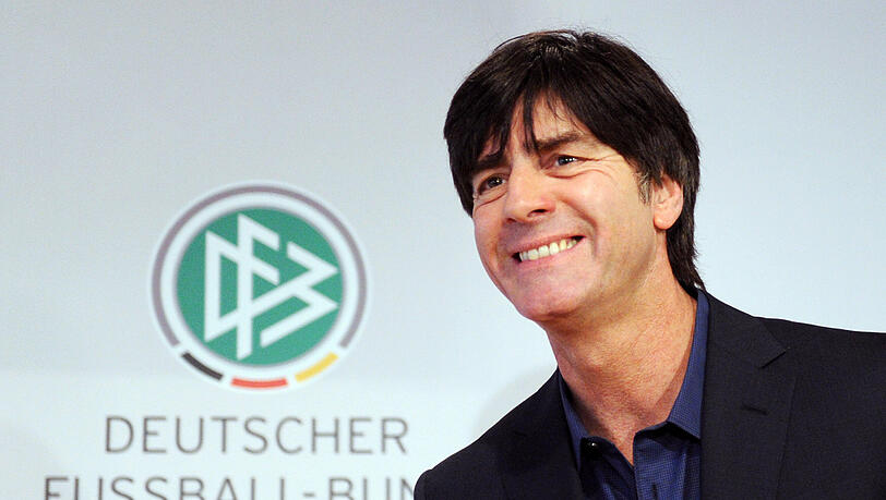 Er hat's getan: Jogi Löw bleibt bis 2014 Bundestrainer. Er hat's getan: Jogi Löw bleibt bis 2014 Bundestrainer.