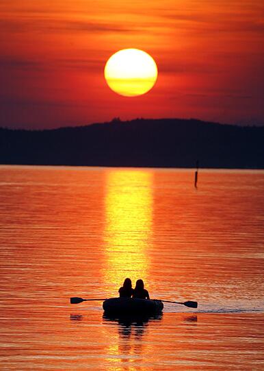 <strong>Duell "Urlaub:"</strong> Ab in den Süden - wer hat hier die Nase vorn? Die Baden-Württemberger geben mit 903 Euro pro Reise und Person im Urlaub mehr Geld aus als die Bayern. Doch der Freistaat bleibt die klare Nummer eins unter den Urlaubszielen in Deutschland. <strong>Endstand:</strong> Wer so viel Leute anlockt, macht das Rennen. <strong>Tor und Sieg für Bayern: 5:4. Sagen die Kollegen der Abendzeitung.</strong>