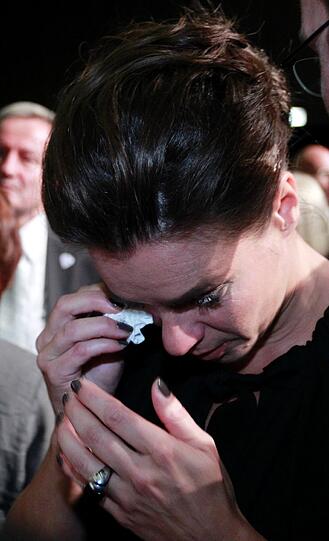 Kati Witt völlig aufgelöst: Das sympathische Olympia-Gesicht bricht bei der Bekanntgabe der Entscheidung in Tränen aus. Die Bilder