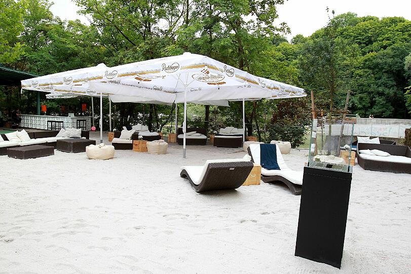 Der Gastgeber: die Lifestyle-Firma Bogner, die Location: Sandstrand mit Rasen am Nektar Beach, der Dresscode: "Sporty White" - und die Gäste: prominent!