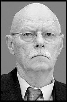Peter Struck (24.01.1943 - 19.12.2012): Der frühere Bundesverteidigungsminister (SPD) war seit Januar 2011 auch Vorsitzender der Friedrich-Ebert-Stiftung. Von ihm stammt das berühmte Zitat "Die Sicherheit der Bundesrepublik Deutschland wird auch am Hindukusch verteidigt." Struck starb in einer Berlin Klinik infolge eines Herzinfarkts.