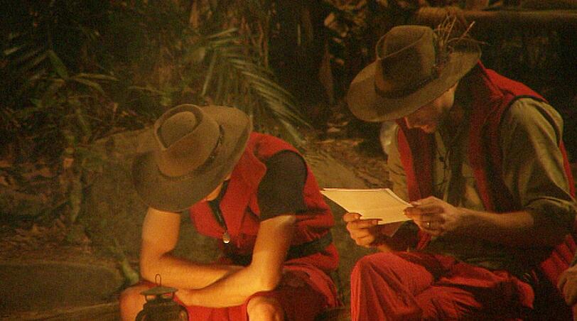 Am Abend bekommen die Stars Briefe ihrer Lieben. Am Lagerfeuer werden sie laut vorgelesen. Besonders der Brief von Joeys Freundin rührt die Dschungelcamper. Patrick liest Joeys Brief vor, während sich Joey tief unter seinem Hut versteckt. Joey: &bdquo;Der Brief ist von meiner Freundin, ich würde ihn selber lesen.&ldquo;