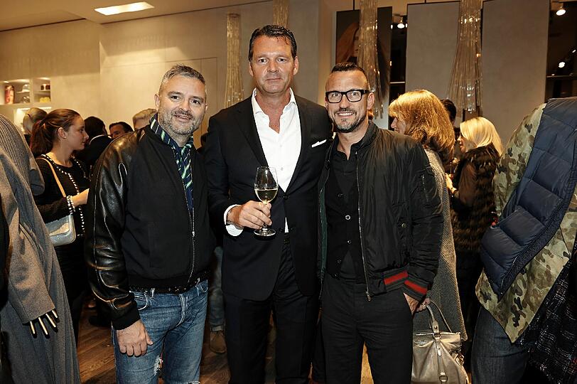 Adrian Runhof mit Begleitung (r.) und Markus Höhn.