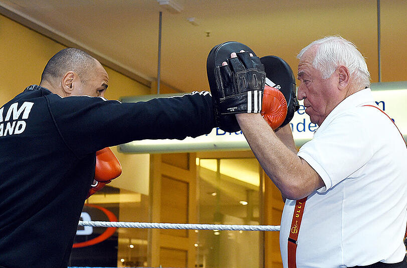 Uli Wegner (72, r) bereitet Arthur Abraham auf den Titelverteidigungskampf am 21.2. gegen den Briten Paul Smith vor.