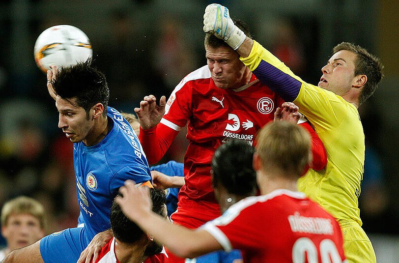 Die Düsseldorfer Alexander Madlung (Mitte) und Michael Rensing (rechts) widmen sich dem Braunschweiger Marcel Correia.