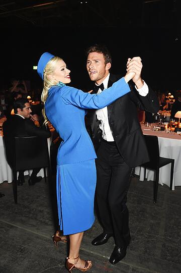 Scott Eastwood tanzt mit einer Hostess
