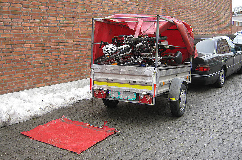Dieses Auto samt Anhänger wurde von der Münchner Polizei kontrolliert. Es wird davon ausgegangen, dass die Fahrräder gestohlen wurden.