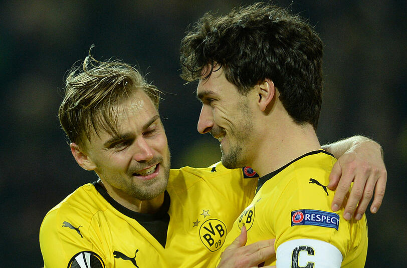 Der eine bleibt, der andere nicht: Marcel Schmelzer hat seinen Vertrag beim BVB bis 2021 verlängert, die Anzeichen, dass Mats Hummels Dortmund Richtung München verlässt, verdichten sich.