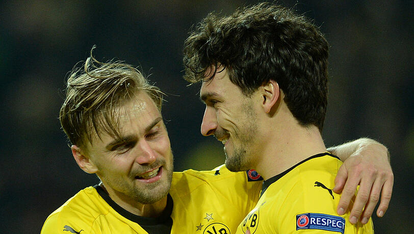 Der eine bleibt, der andere nicht: Marcel Schmelzer hat seinen Vertrag beim BVB bis 2021 verlängert, die Anzeichen, dass Mats Hummels Dortmund Richtung München verlässt, verdichten sich. Der eine bleibt, der andere nicht: Marcel Schmelzer hat seinen Vertrag beim BVB bis 2021 verlängert, die Anzeichen, dass Mats Hummels Dortmund Richtung München verlässt, verdichten sich.
