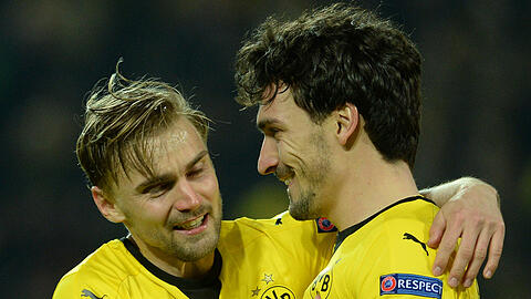 Der eine bleibt, der andere nicht: Marcel Schmelzer hat seinen Vertrag beim BVB bis 2021 verlängert, die Anzeichen, dass Mats Hummels Dortmund Richtung München verlässt, verdichten sich.