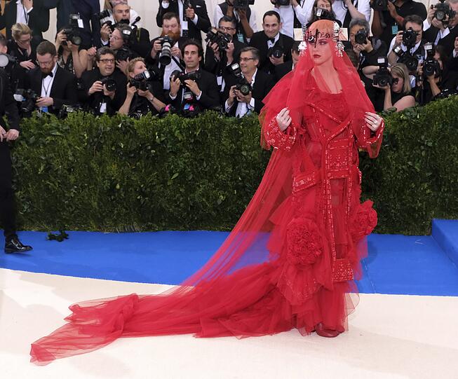 Flop: Katy Perry verhüllt in einem Tüllkleid