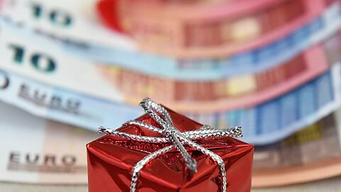 Mehrere hundert Euro als Weihnachtsgeld - die Arbeitnehmer freut's.