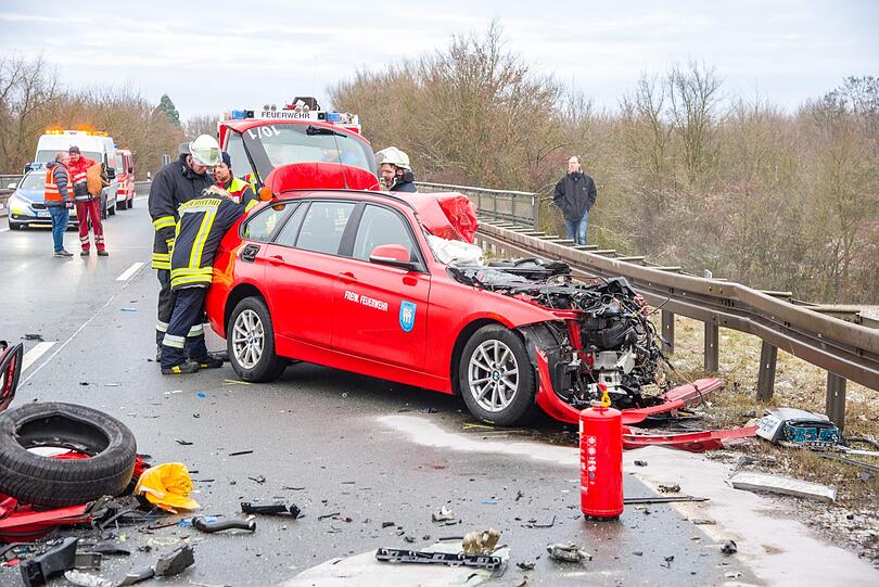Tragischer Unfall bei Marktsteft im Landkreis Kitzingen: Ein Feuerwehrmann verunglückt auf der Rückfahrt von einem Einsatz.