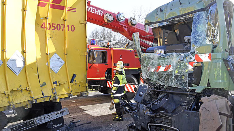 Drei Lkw waren auf der A99 zusammengestoßen. Die Bilder vom Unfallort.