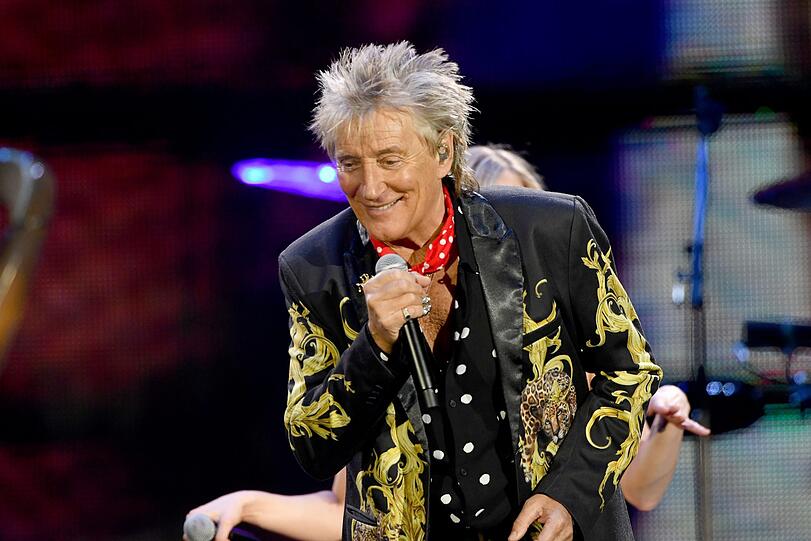 Rod Stewart in seinem ersten Outfit des Abends. Zwei weitere folgen, beim letzten wird auch noch ein Hemdknopf mehr geöffnet.