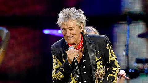 Rod Stewart in seinem ersten Outfit des Abends. Zwei weitere folgen, beim letzten wird auch noch ein Hemdknopf mehr geöffnet.