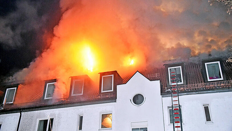 Ein Feuer auf einem Balkon setzte in Perlach einen ganzen Dachstuhl in Brand. Die Bilder von den Löscharbeiten.