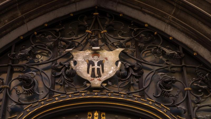 Das Wappen mit dem "Münchner Kindl" hängt über der Tür des Rathauses in der bayerischen Landeshauptstadt. Foto: Peter Kneffel/Archiv Das Wappen mit dem "Münchner Kindl" hängt über der Tür des Rathauses in der bayerischen Landeshauptstadt. Foto: Peter Kneffel/Archiv