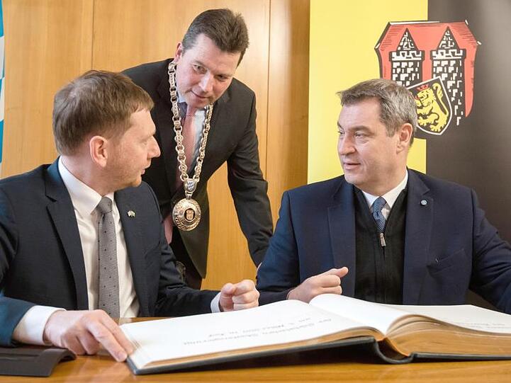 Der Bayerische Ministerpräsident Markus Söder (CSU, r) und der Sächsische Ministerpräsident Michael Kretschmer (CDU, l). Foto: Nicolas Armer/dpa