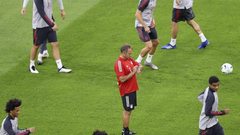 Kann gegen den FC Sevilla aus dem Vollen schöpfen: Hansi Flick (M) beim Abschlusstraining des FC Bayern München.