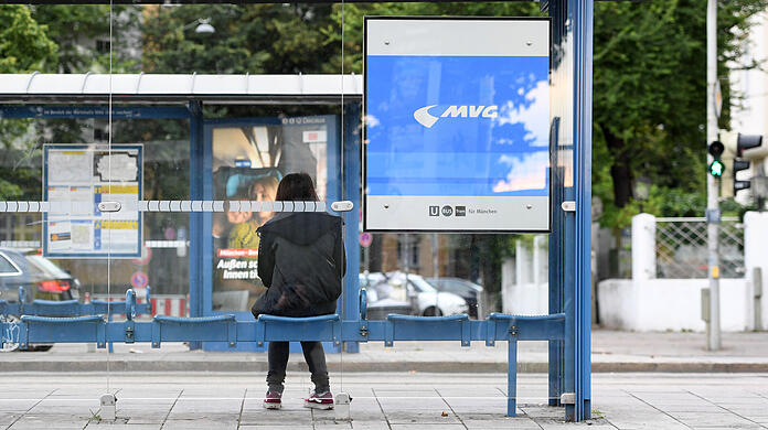 Die Aufkleber sind seit Donnerstag vereinzelt an Haltestellen aufgefallen.