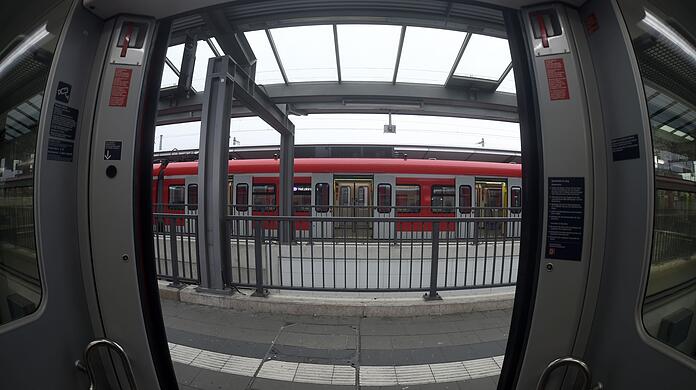 Am Bahnsteig des Bahnhof Pasing erwartete die Bundespolizei den 17-Jährigen bereits. (Symbolbild)