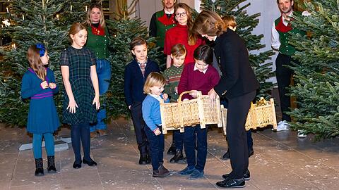 Königin Silvia schmückt mit ihren acht Enkelkindern Weihnachtsbäume im Palast.