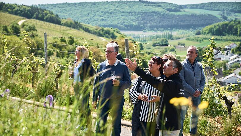 Weingenuss in Beckstein im Taubertal. Die alte Rotweinsorte Tauberschwarz  darf nur im Tauber- und Vorbachtal angebaut werden.
