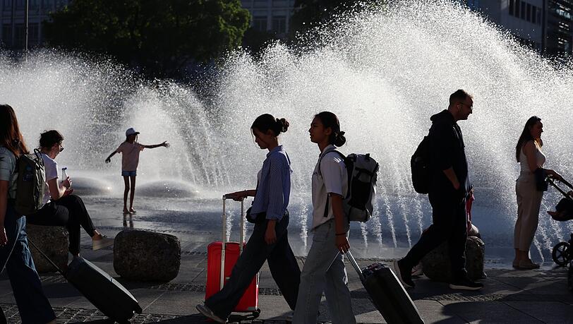Touristen am Stachus-Brunnen: Ohne Roll-Koffer geht nichts mehr. Wie sind wir früher eigentlich verreist? Touristen am Stachus-Brunnen: Ohne Roll-Koffer geht nichts mehr. Wie sind wir früher eigentlich verreist?