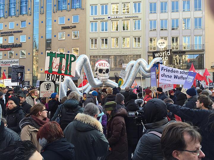 Unter dem Motto «Kein Frieden mit der NATO» demonstrierten am Samstag knapp 2000 Menschen gegen die Siko.