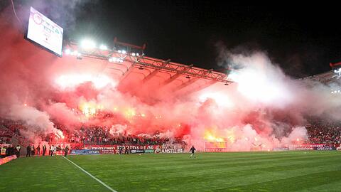 33 269 Zuschauer passen in das Karaiskakis-Stadion von Olympiakos Piräus, deren Fans sind gefürchtet &ndash; nicht nur für ihre irrsinnigen Pyro-Orgien im der Arena.