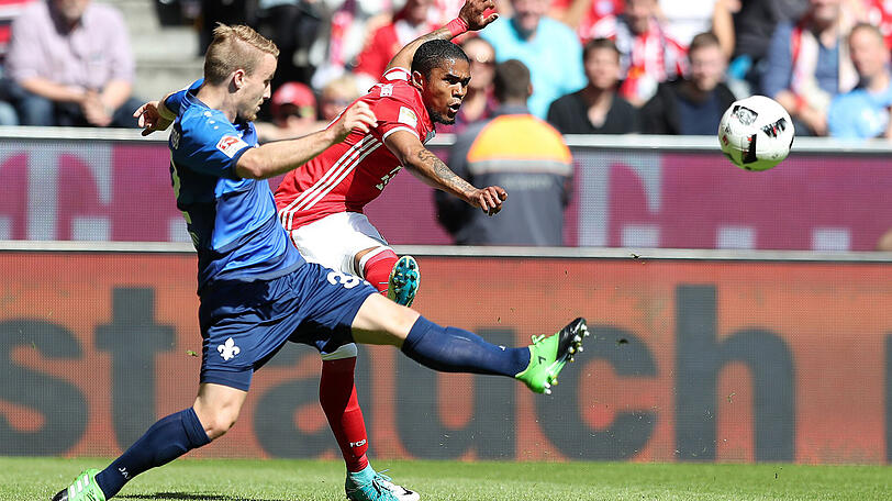 DOUGLAS COSTA - Note 5: Prüfte Esser mit einem Distanzschuss, nachdem Müller hübsch per Hacke vorgelegt hatte (36.). Davon abgesehen sehr zurückhaltend, wirkte lustlos. Ribéry machte auf der anderen Seite mehr Dampf.